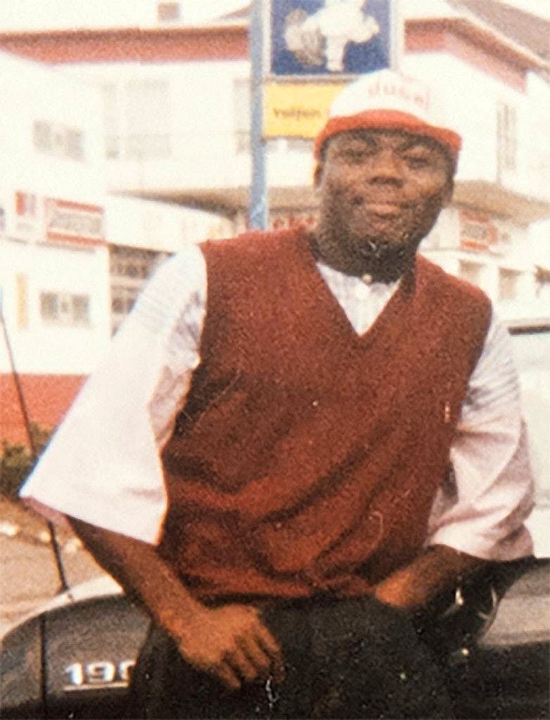 Samuel Yeboah avait été pris au piège du feu, alors qu’il se trouvait dans le couloir du grenier du foyer de réfugiés. Il est mort des suites de ses blessures, à l’âge de 27 ans.