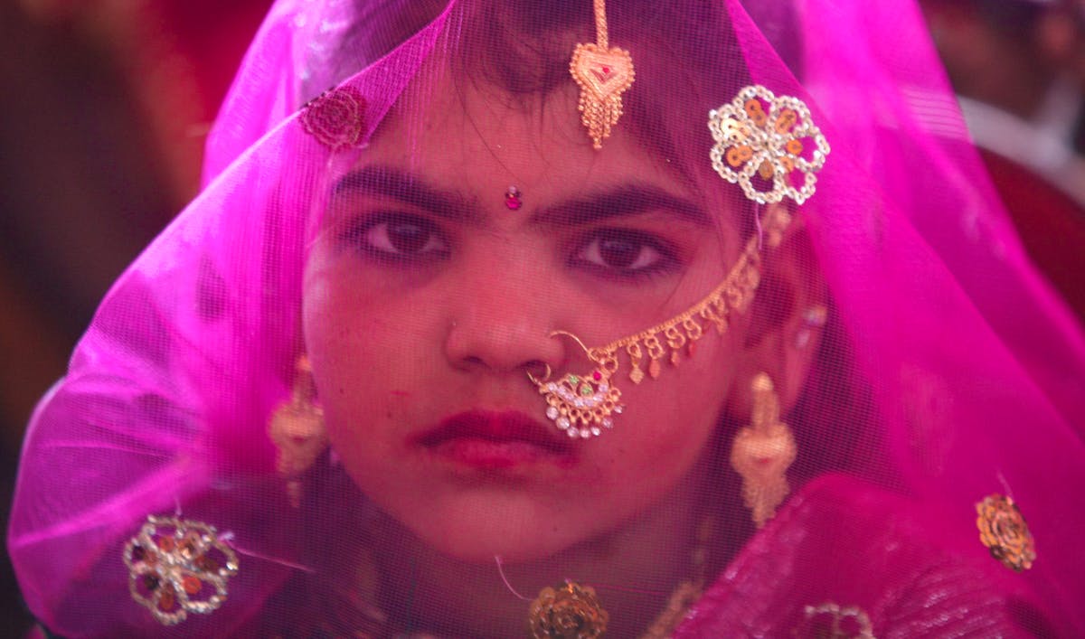 Si le nombre de mariages d’enfants a considérablement diminué au cours de ce siècle en Inde, la pratique reste répandue. Le pays compte plus de 220 millions d’enfants mariés, selon les chiffres de l’ONU.