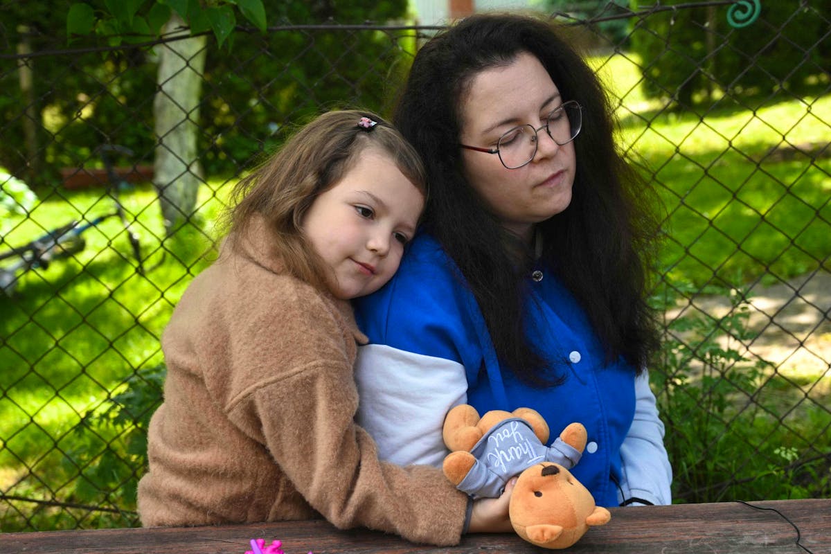 Kateryna Skopina et sa fille Anna-Maria, six ans, réunies près de Lviv, le 3 juin 2023.