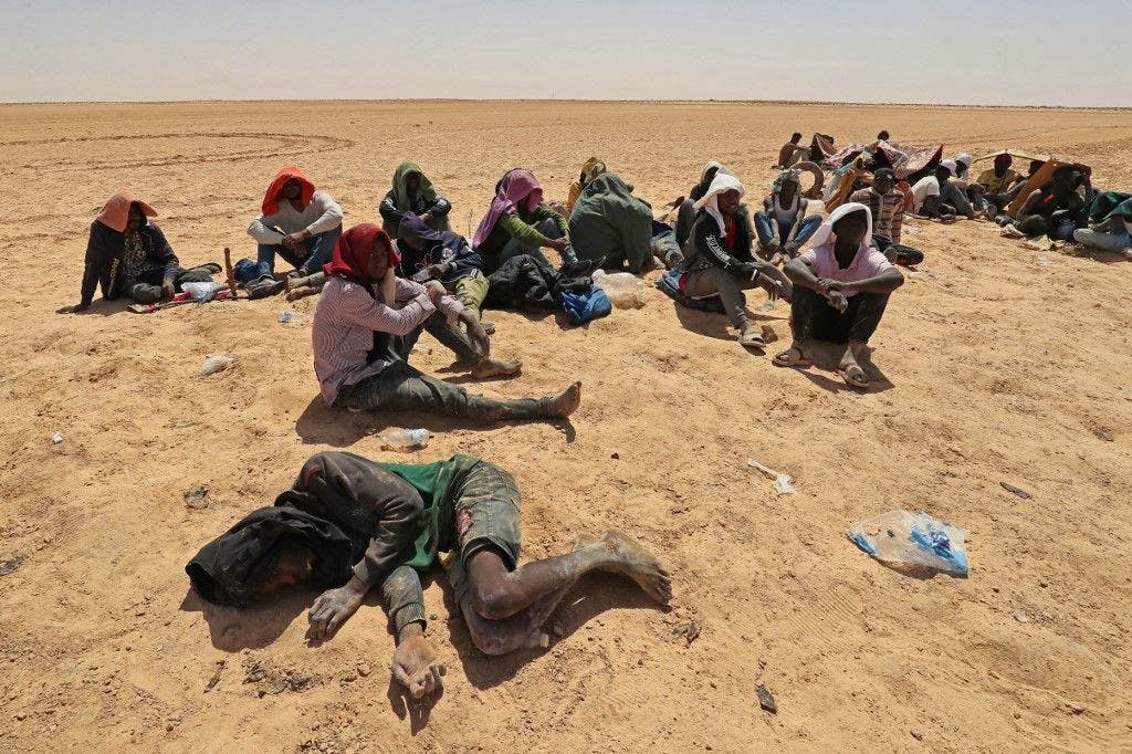 Les migrants secourus erraient dans une zone désertique, près d’Al’Assah, à environ 150 km au sud-ouest de Tripoli.