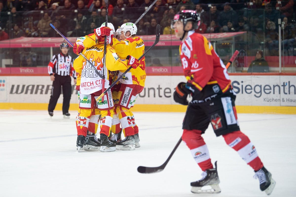 Le HC Bienne (en jaune) mène 2-0 dans son quart de finale contre Berne. Le troisième acte sera un moment charnière.