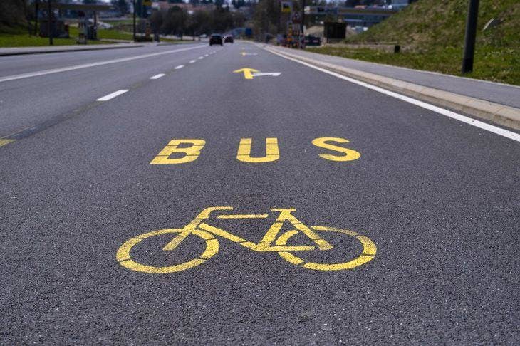 Les vélos et les bus circuleront sur la même piste.