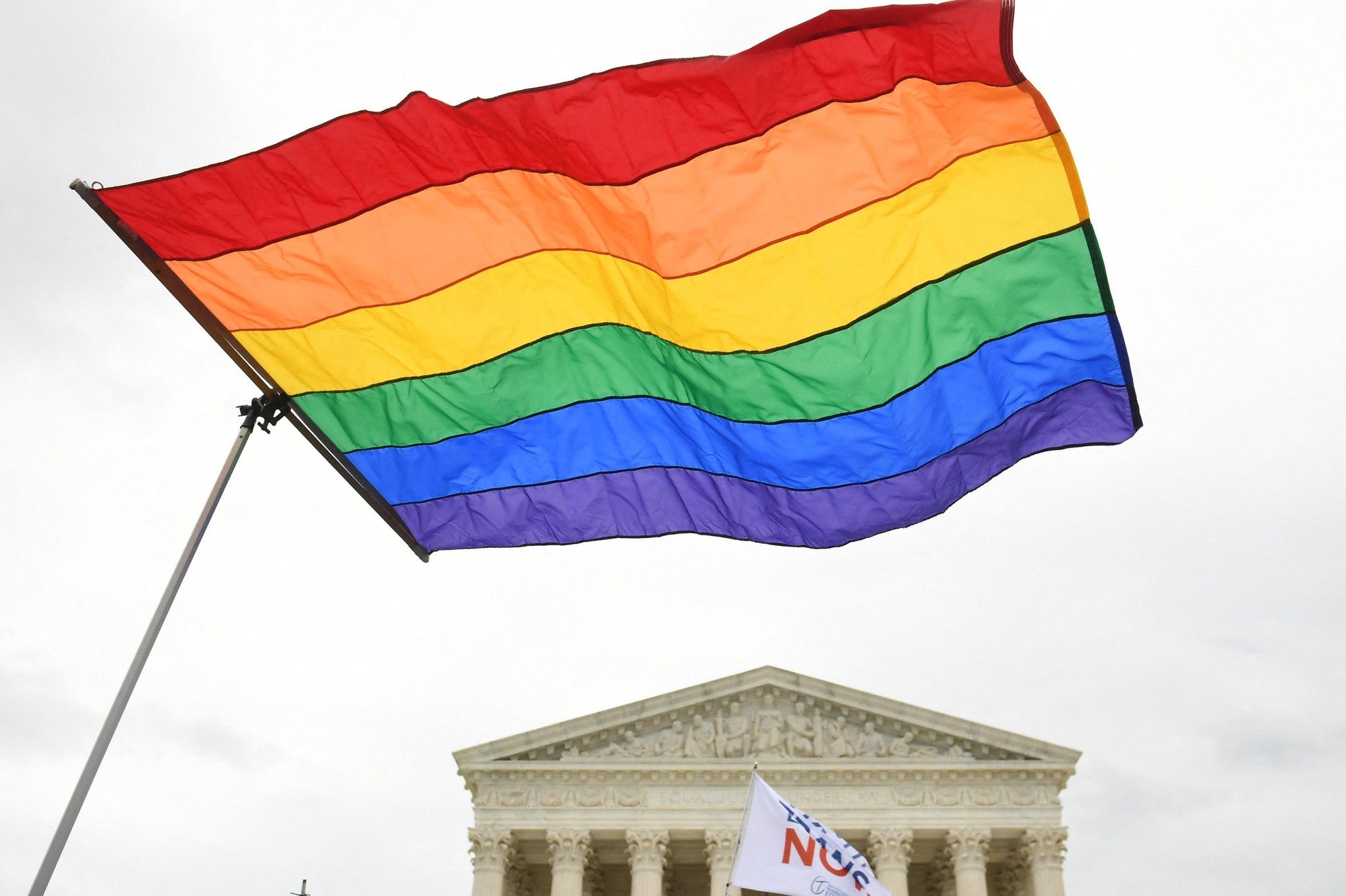 Les Conservateurs glissent une interdiction du drapeau LGBT dans le budget