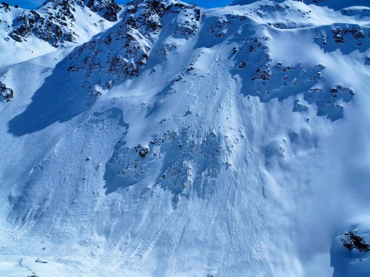 Après l’avalanche, on voit que son départ a été en haut sur la droite et qu’une deuxième plaque s’est ensuite affaissée sur la gauche.
