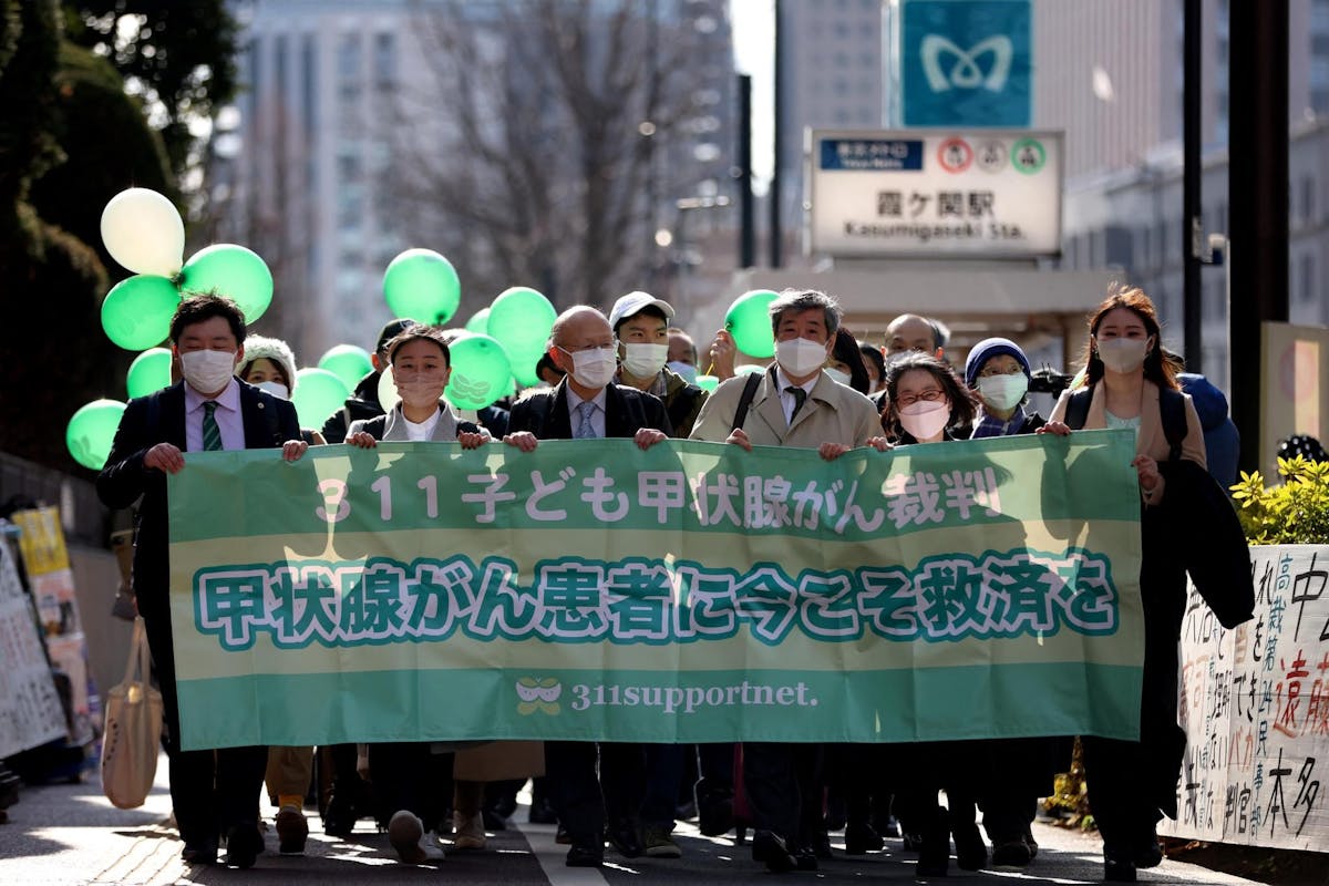 Des partisans des plaignants arrivent devant le tribunal de Tokyo, le 28 janvier 2022.