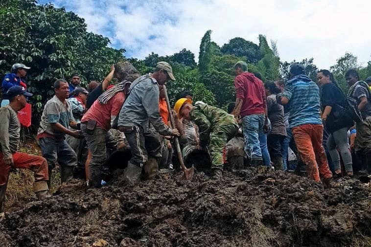 Des vidéos diffusées sur les réseaux sociaux montrent des dizaines de villageois tentant de déblayer un monticule recouvert d’arbres déracinés et de débris.