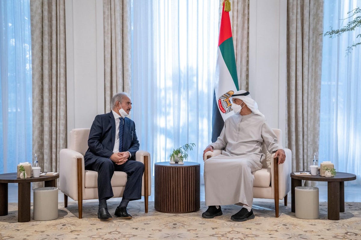 Le maréchal Haftar (gauche) lors d’une rencontre avec Mohamed bin Zayed, le président des Émirats arabes unis en mai.
