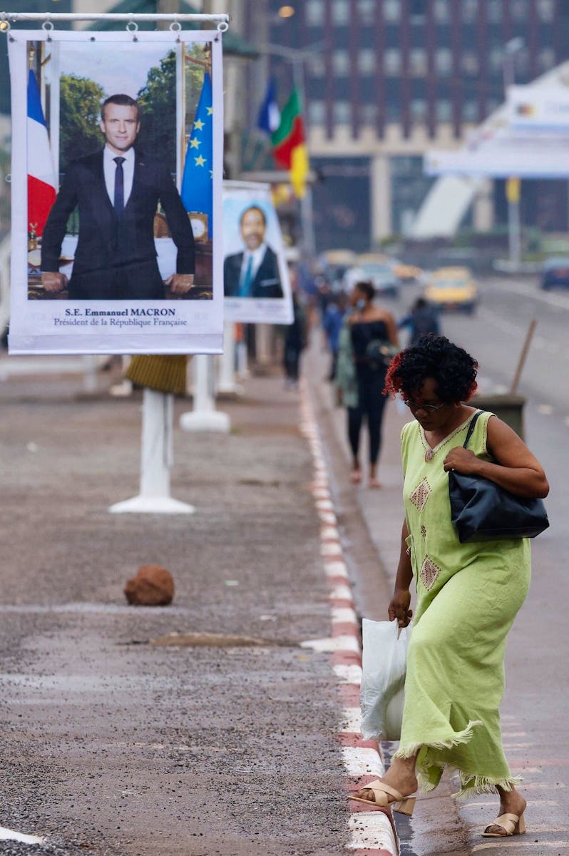 Emmanuel Macron est au Cameroun lundi pour une visite officielle. Il doit rencontrer son homologue Paul Biya.
