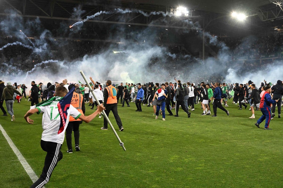 Les supporters de l’AS Saint-Étienne envahissent la pelouse de Geoffroy Guichard juste après le dernier penalty qui a envoyé leur club en L2.