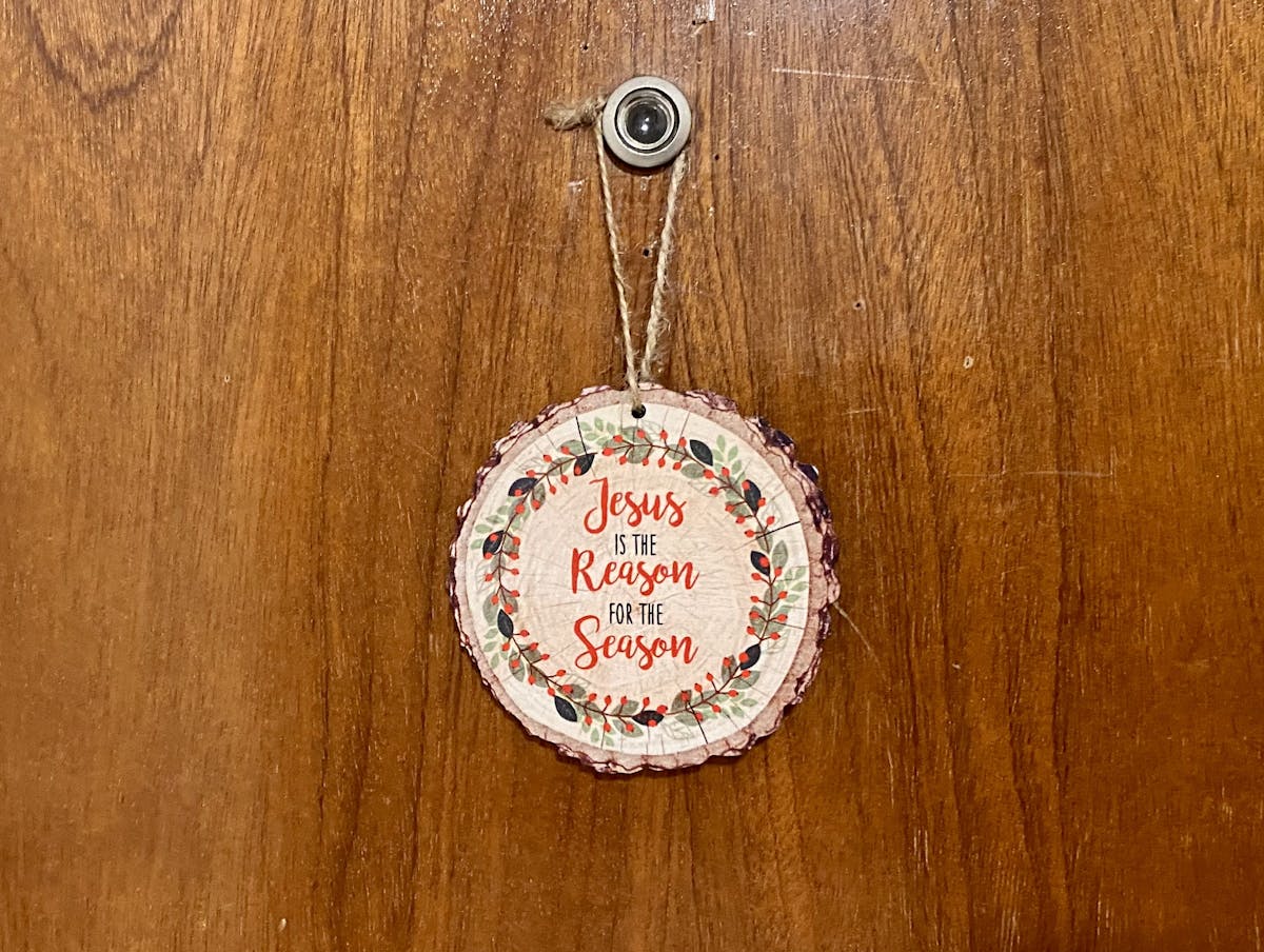 Sur la porte de l’appartement familial, ce médaillon et cette citation en anglais qui peuvent laisser penser que la famille faisait partie de l’église mormone.
