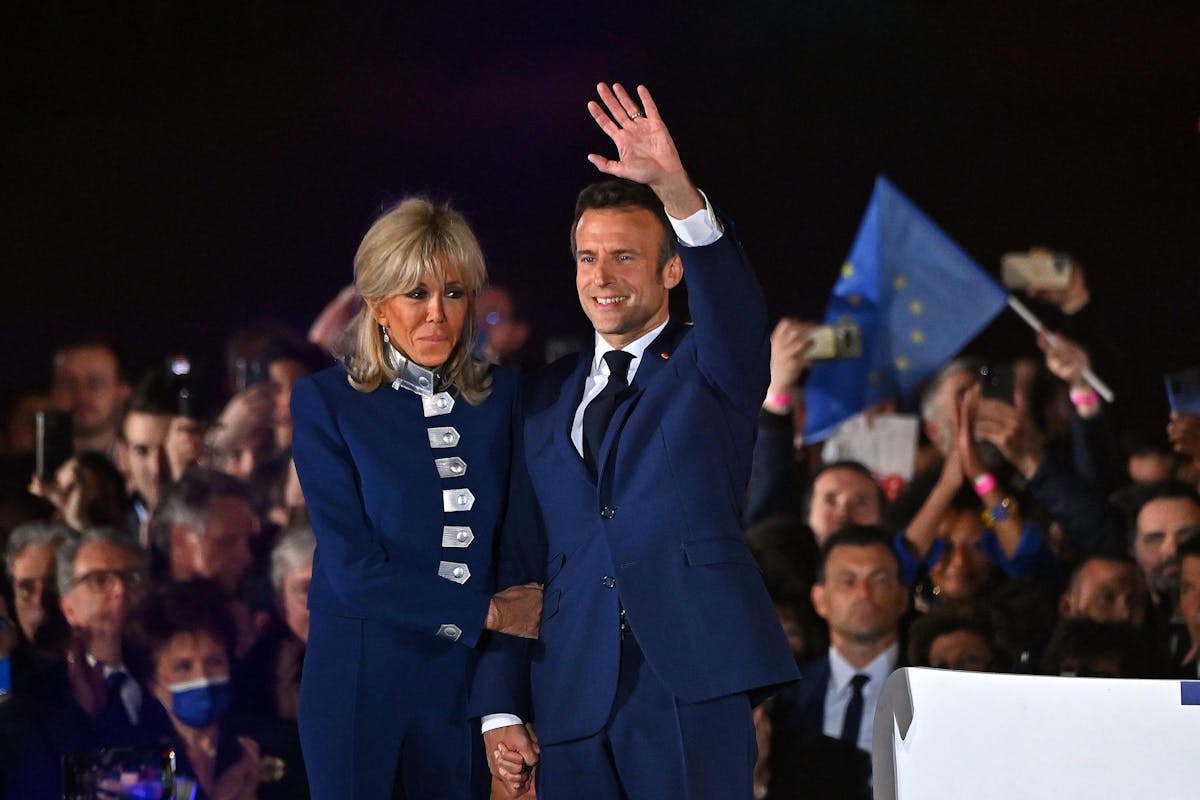 Brigitte et Emmanuel Macron au Champ-de-Mars, à Paris, le dimanche 24 avril 2022.