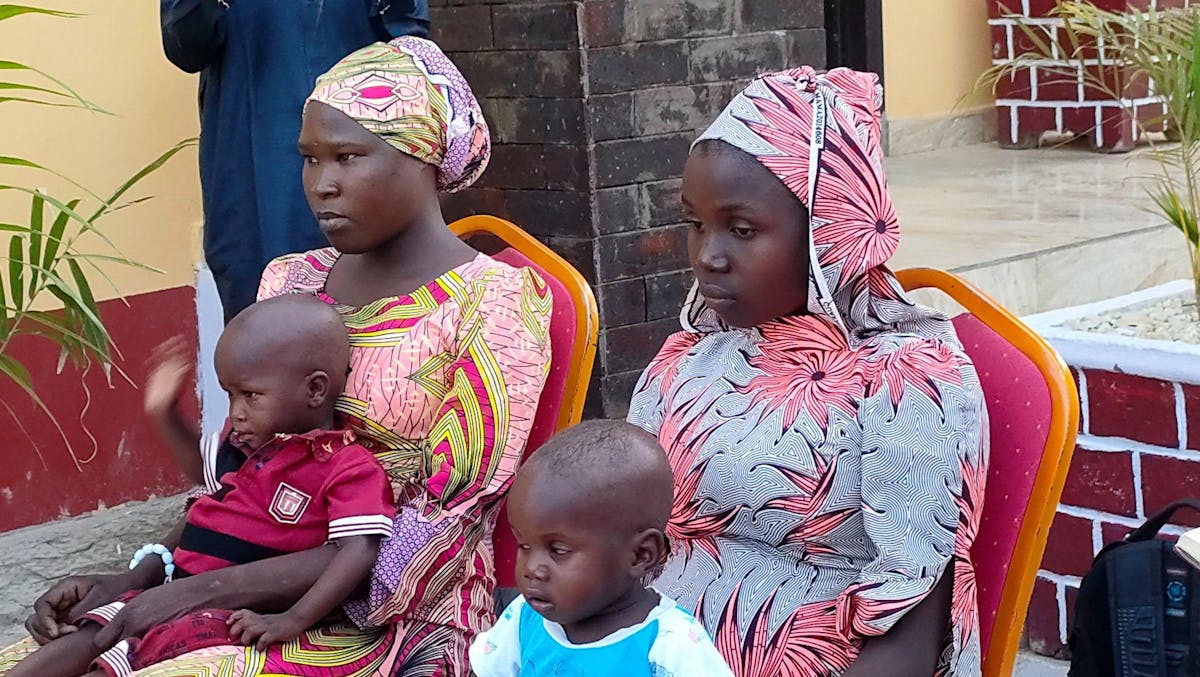 Mary Dauda et Hauwa Joseph avec leurs enfants à Maiduguri, le 21 juin 2022.