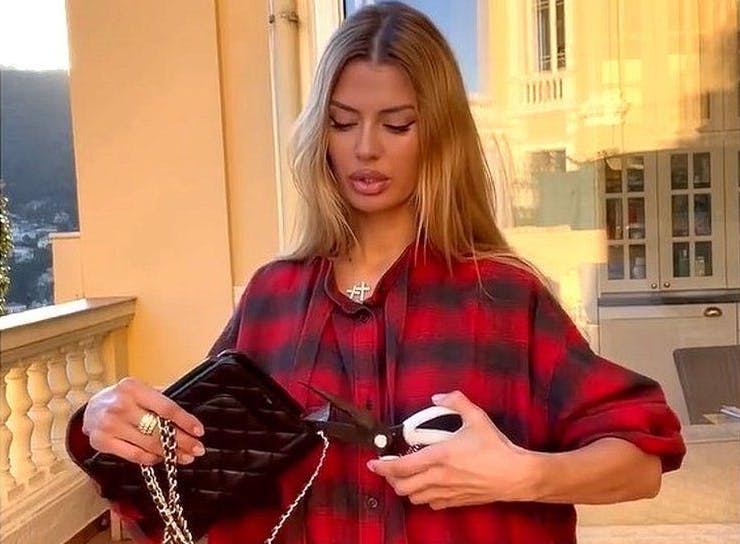 Victoria Bonya, mannequin russe, a découpé son sac Chanel sur Instagram: «Si Chanel ne me respecte pas, pourquoi devrais-je le faire?».