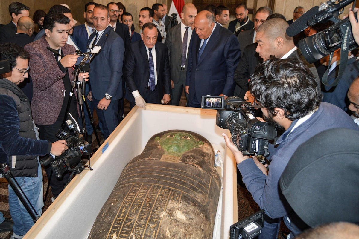 Le retour du sarcophage en bois, l’un des plus grands jamais découverts, en Égypte est considéré comme un événement par les autorités de ce pays du Proche-Orient.