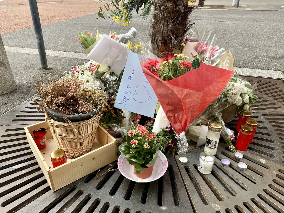 Au bas de l’immeuble, des fleurs, des bougies, des peluches, des mots en français et en arabe sont déposés là où quatre des cinq membres de la famille ont perdu la vie dans des circonstances effroyables.