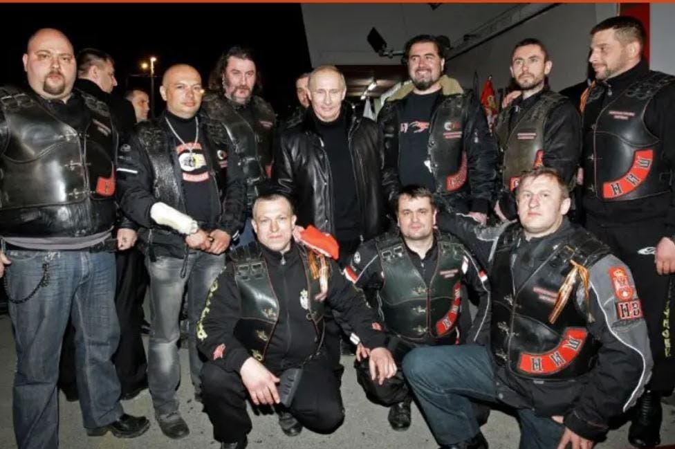 Lors d’un match à Belgrade en 2011, Vladimir Poutine prend la pose au milieu des Loups de la nuit