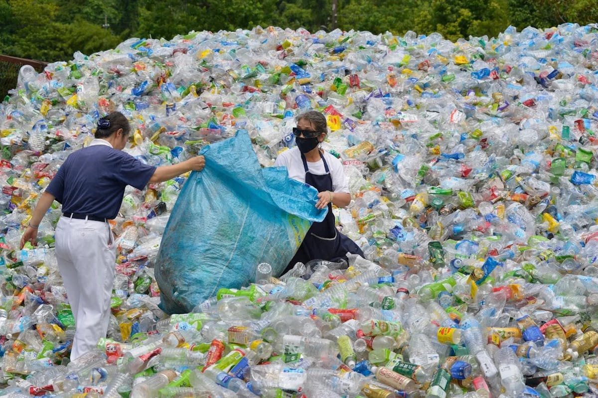 Quelque 460 millions de tonnes de plastique ont été produites en 2019 dans le monde, selon un rapport de l’OCDE datant de mai dernier. Ce chiffre pourrait tripler d’ici à 2060.