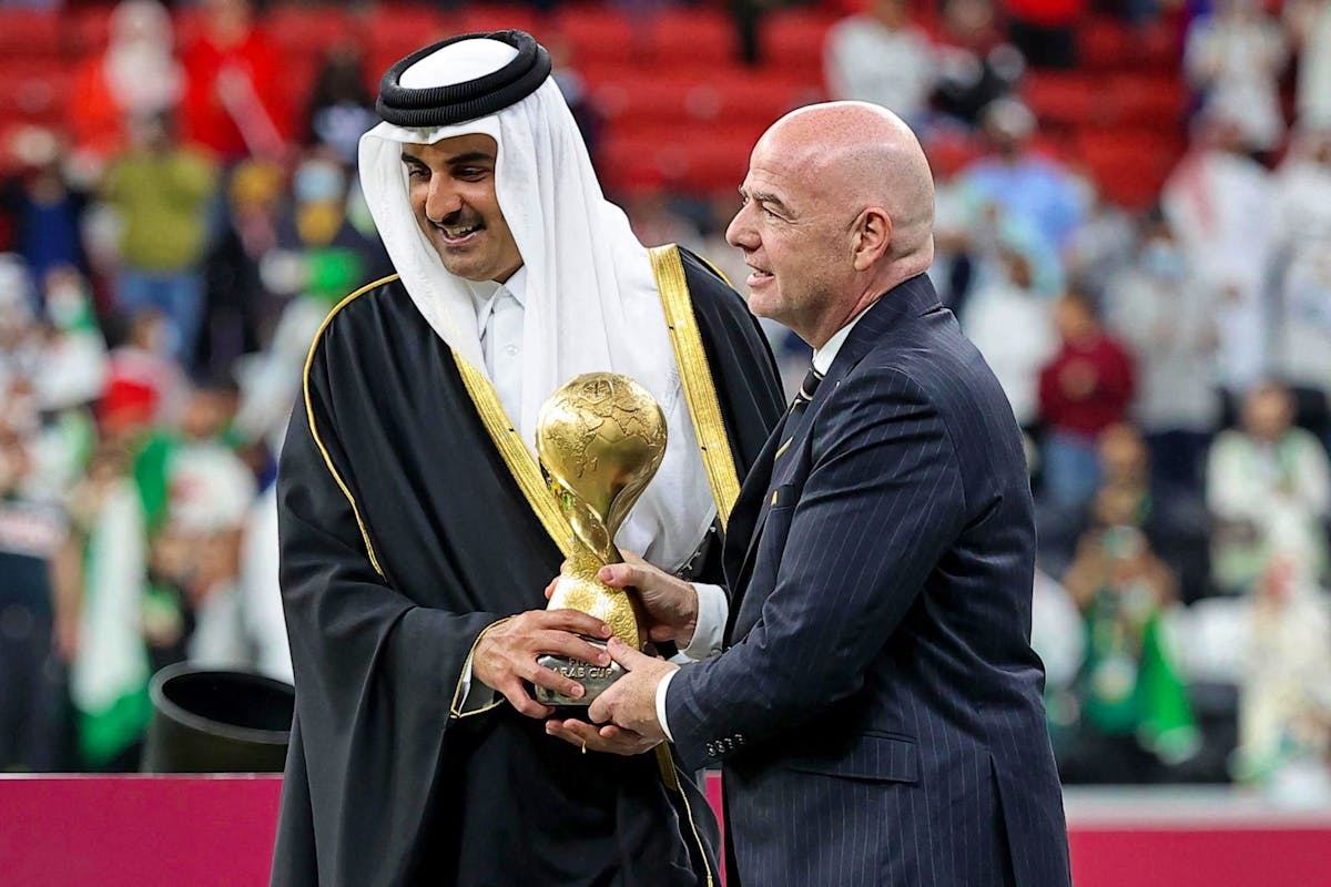 Le 18 décembre dernier, le président de la FIFA Gianni Infantino était en compagnie du Cheikh Tamim bin Hamad al-Thani, l’émir du Qatar, lors de la finale de la Coupe d’Arabie 2021 entre la Tunisie et l’Algérie.