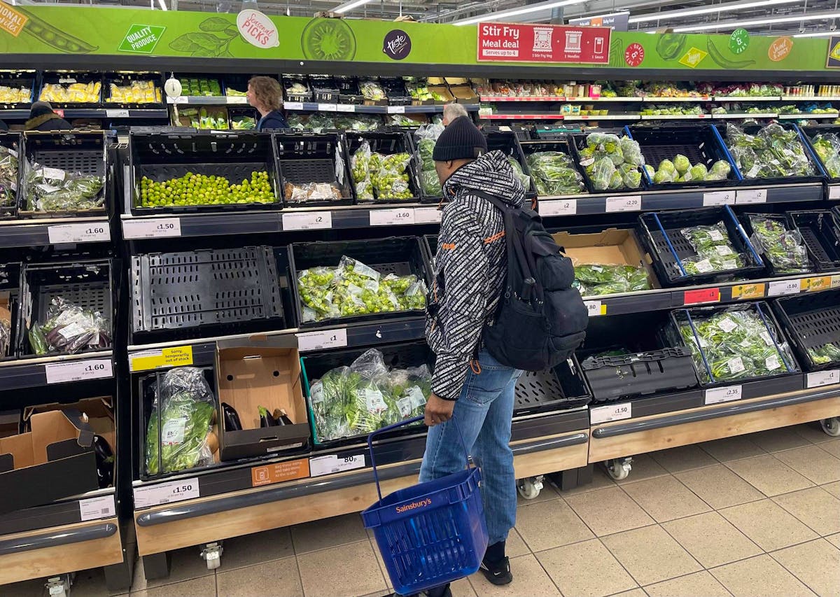 Dans certains supermarchés britanniques, les clients ne peuvent plus acheter la quantité qu’ils souhaitent de tomates, poivrons, concombres, laitue, salade, brocoli, chou-fleur et framboises. Ils doivent se limiter à trois pièces pour chacun.