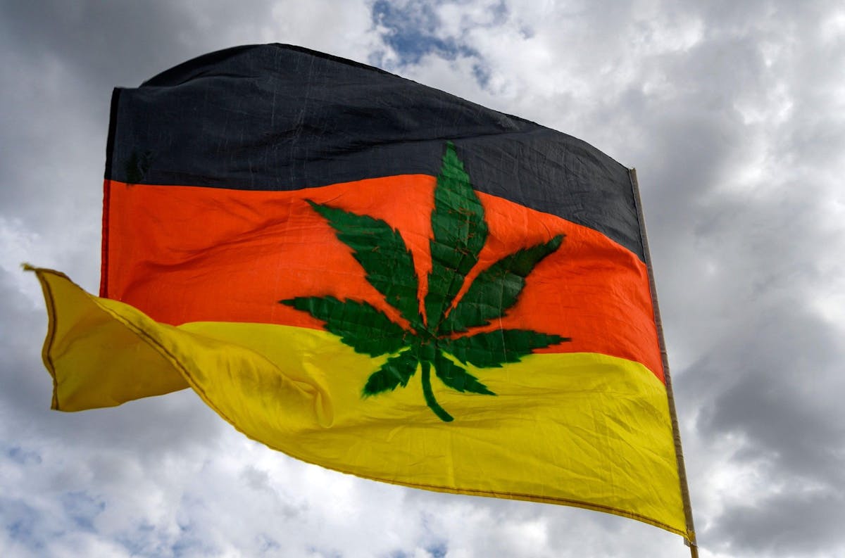 Le ministre allemand de la Santé, Karl Lauterbach, a justifié cette réforme, qui ferait de son pays l’un des plus libéraux d’Europe en matière de cannabis, par la volonté «d’obtenir une meilleure protection des enfants et des jeunes».