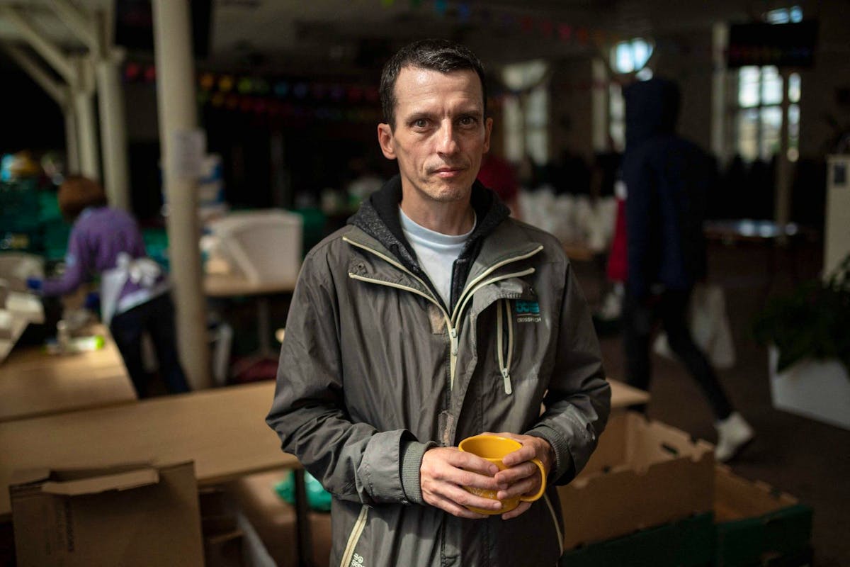 Simon Jackson, ex-employé de supermarché au chômage, ne touche 900 livres d’aides mensuelles pour la nourriture. Il vient à la banque alimentaire de Braford depuis février.