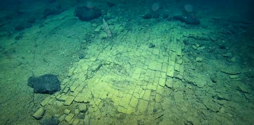 La «route de briques jaunes» filmée à plus de 3000 mètres de profondeur, au coeur du monument national marin de Papahānaumokuākea, intrigue la communauté scientifique.