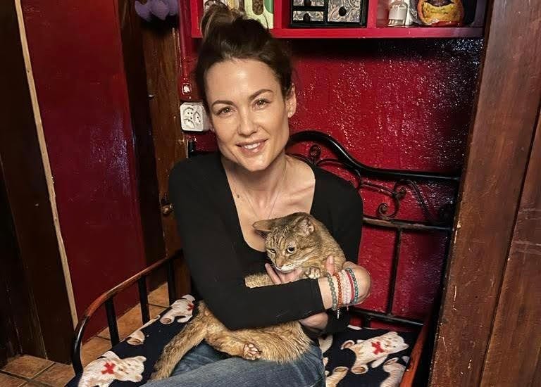Lauriane Gilliéron rend régulièrement visite au refuge de la fondation «SOS Chats» à Noiraigue (NE) pour retrouver Wilma, qu’elle a sauvé de l’euthanasie dans un refuge de Hollywood.