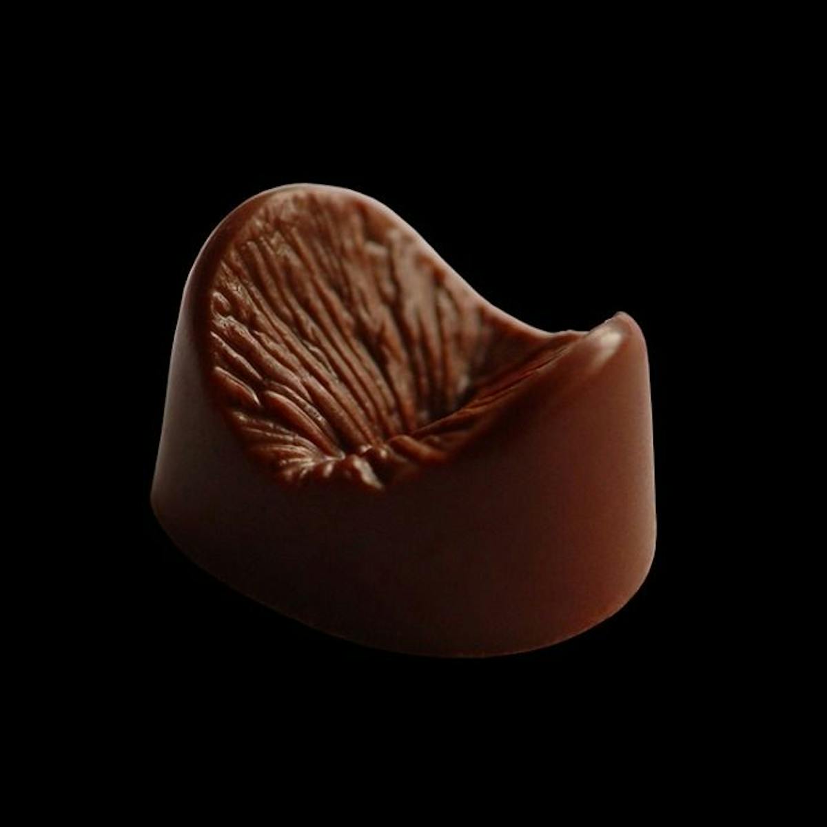 Cet anus en chocolat est aussi disponible en bronze - Le Matin