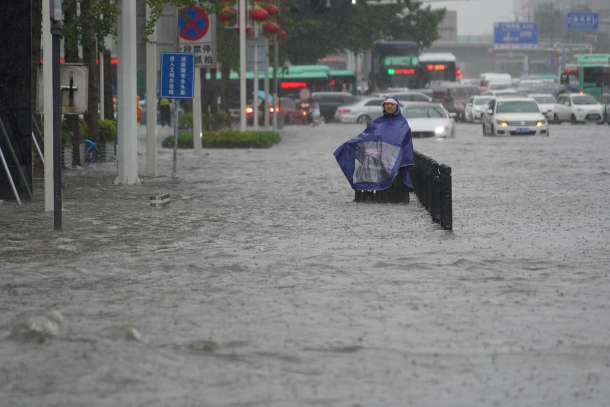Zhengzhou, immense métropole située à quelque 700 kilomètres au sud-ouest de Pékin, a été placée mardi en alerte rouge en raison de fortes précipitations. Les pluies ont aussi créé une brèche dans un barrage qui menace de céder à tout moment, selon les autorités.