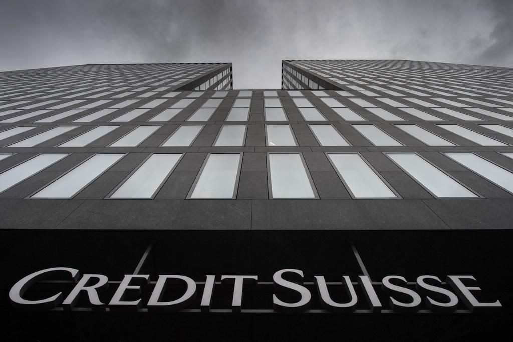Alors dans le rouge profond, Crédit Suisse versait des grosses primes