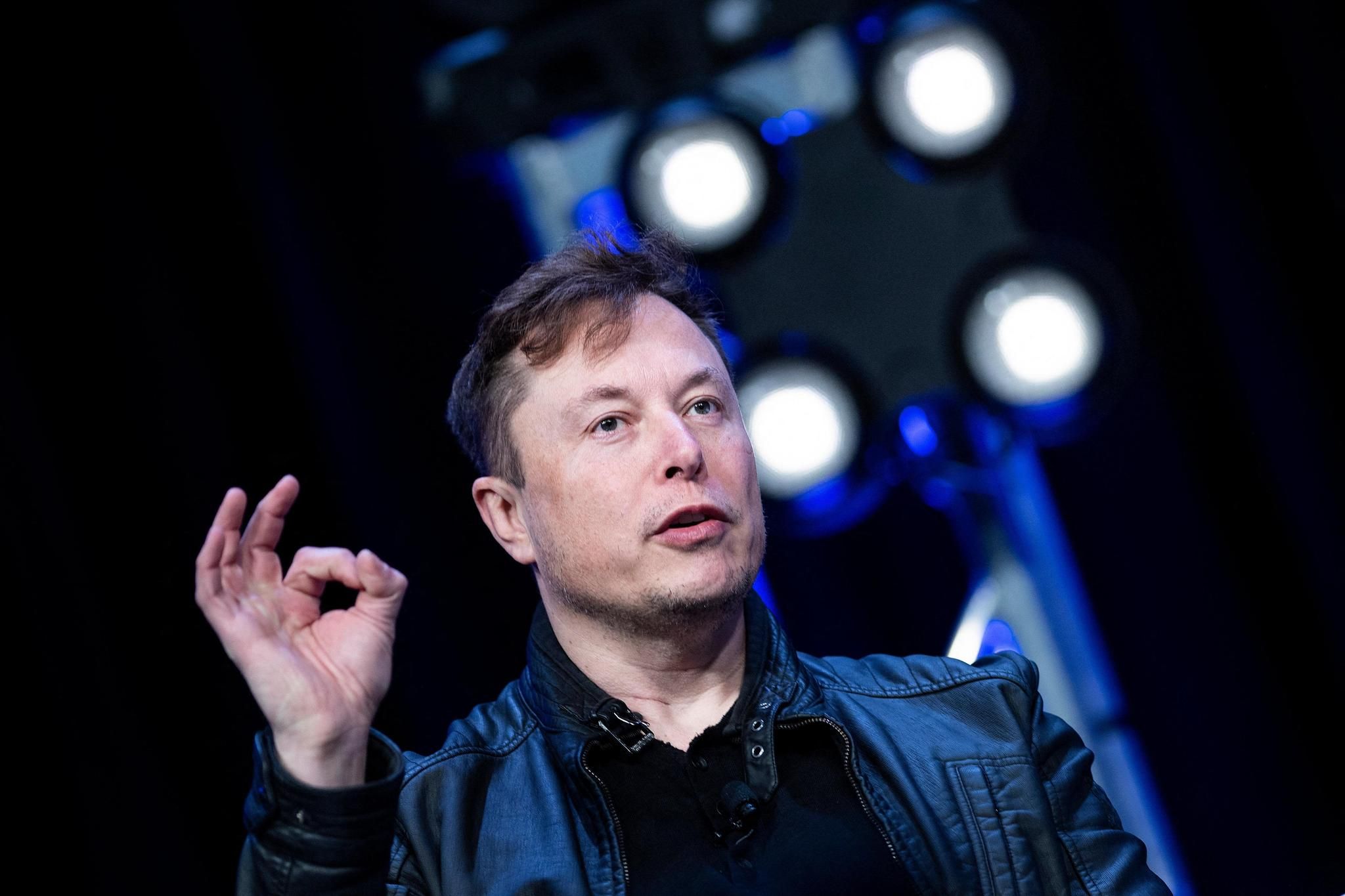 Elon Musk en visite à l'usine Tesla de Berlin après son sabotage