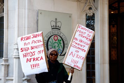 Malgré un revers, Londres tient à envoyer des migrants au Rwanda