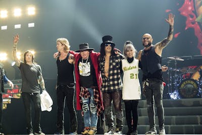 Guns N' Roses poursuivi pour violation du droit d'auteur et leur manager pour harcèlement sexuel
