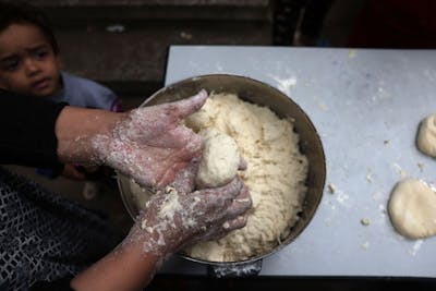 Le pain, denrée de base pour les Gazaouis, se fait de plus en plus rare