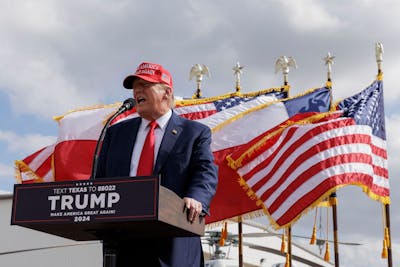 Donald Trump répète son discours anti-immigration près du Mexique