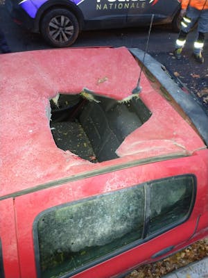 Une météorite a-t-elle transpercé le toit d'une voiture?
