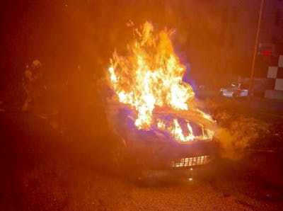 Les pompiers montrent la voiture brûlée