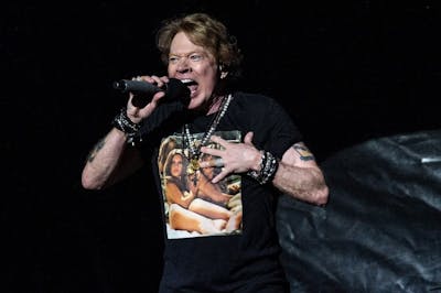 Axl Rose, leader du groupe Guns N' Roses, accusé d'agression sexuelle