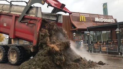 Des agriculteurs déversent du fumier devant McDo et Burger King