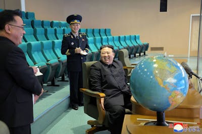 Kim Jong Un observe des images satellites de «régions ciblées» au sud