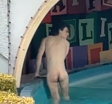 Il se balade tout à nu à Disneyland