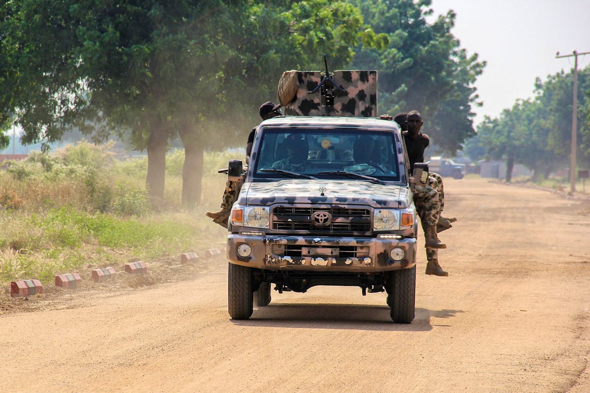 L’ISWAP et Boko Haram sont connus pour poser des mines terrestres sur les routes et les autoroutes afin de cibler les convois militaires et civils. (Image prétexte)
