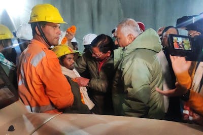 Les 41 ouvriers piégés dans un tunnel effondré ont été sauvés