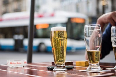 Moroses, les Suisses ont bu nettement moins de bière