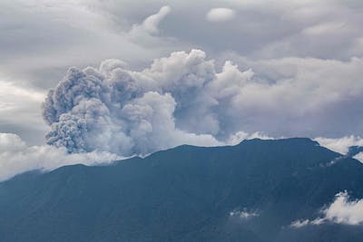 Randonneurs recherchés après l'éruption spectaculaire d'un volcan