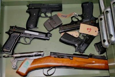 Des armes à apporter à la police