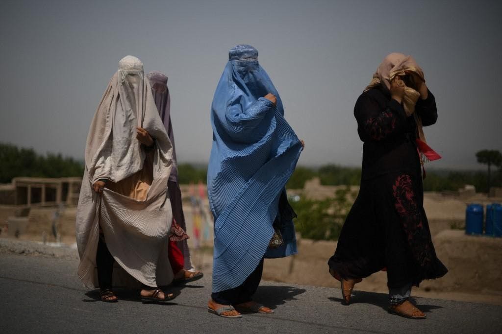 Depuis leur retour au pouvoir, les talibans ont imposé des règles très strictes sur la conduite des femmes.