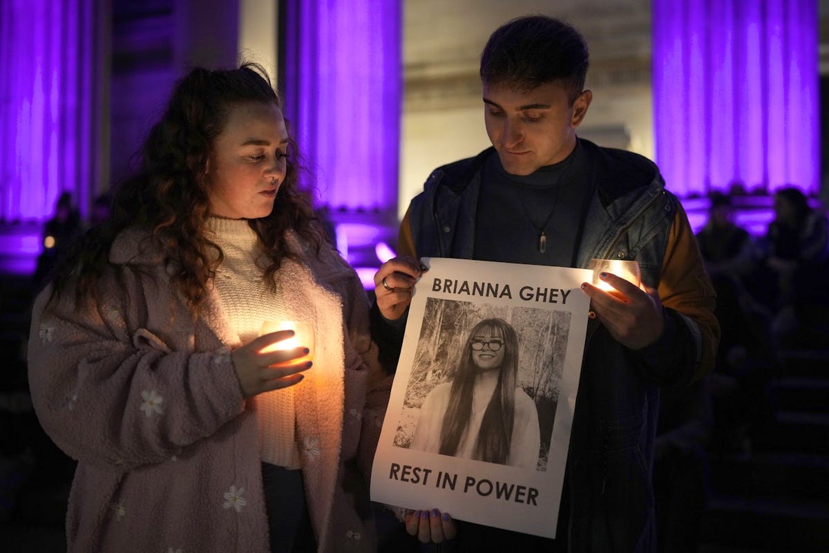 Des veillées à la bougie ont été organisées par la communauté transgenre à la mémoire de Brianna Ghey, à Liverpool (photo) et Bristol.