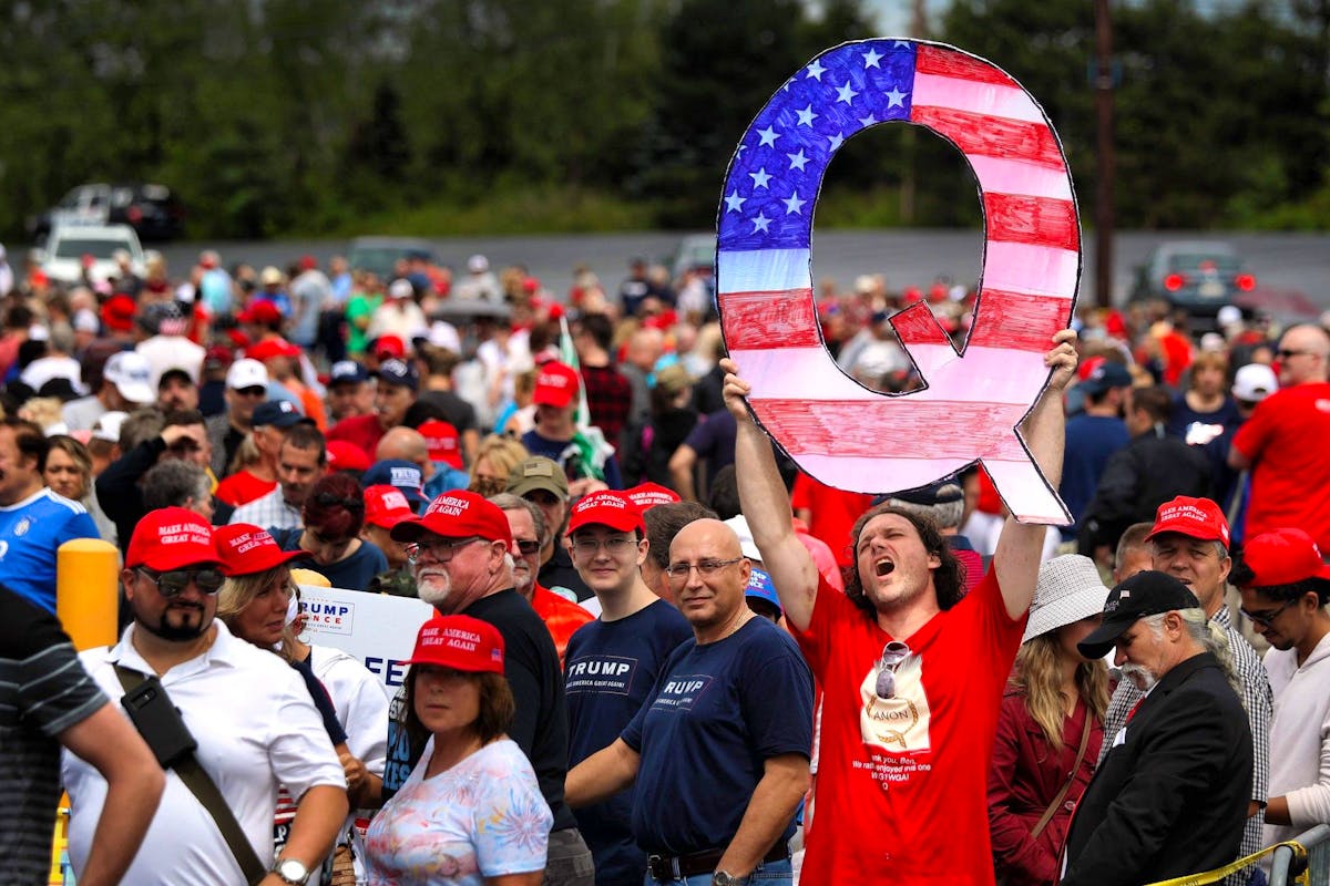 Nombre de militants QAnon ont participé à des rassemblements électoraux de Donald Trump en brandissant des bannières ou vêtus de T-shirts marqués d’un grand Q. L’ex-président ne les a jamais officiellement soutenus, mais ne s’en est jamais distancié non plus.