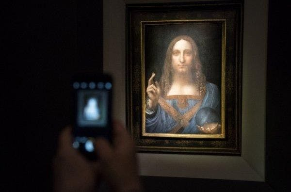 L’œuvre attribuée au maître de la Renaissance a été acquise pour 450 millions de dollars lors d'une vente aux enchères organisée en novembre 2017 par la maison Christie's.